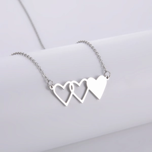 Collana con tre cuori intrecciati in acciaio inossidabile lucido su catena classica