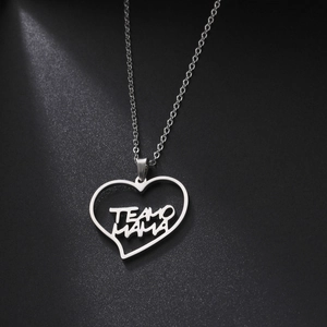 Collana in acciaio argento con pendente a cuore traforato e incisione TE AMO MAMA regalo