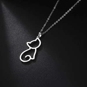 Detailaufnahme des silbernen Katzen-Anhängers an einer feinen Edelstahlkette