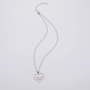 Dettaglio del ciondolo a cuore argento con incisione TE AMO MAMA e catena sottile