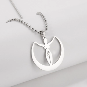 Détail du pendentif Déesse de la Lune argenté avec totem spirale sur chaîne en acier