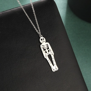 Collier avec pendentif squelette en argent sur cuir noir avec chaîne fine élégante