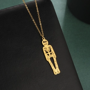 Collier avec pendentif squelette doré en acier inoxydable sur fond de cuir foncé