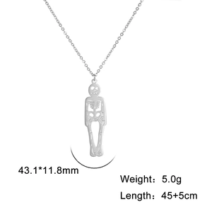 Vue détaillée du pendentif squelette 43,1x11,8mm avec longueur de chaîne réglable incluse
