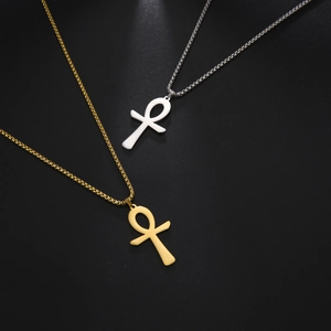 Detailansicht goldener und silberner Ankh-Anhänger mit robuster venezianischer Boxkette