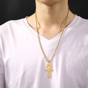 Polierte goldene Ankh Kreuz Halskette aus Edelstahl 304, getragen von einem Modell