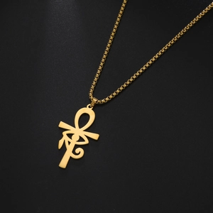 Vue macro détaillée du pendentif Ankh doré avec l'Œil d'Horus sur une chaîne box