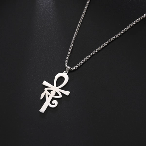 Détail du pendentif croix Ankh et œil d'Horus en acier avec chaîne maille vénitienne