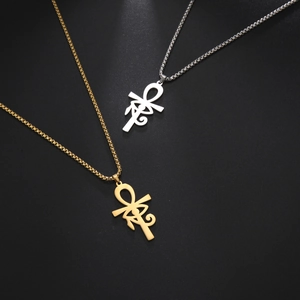 Détail des pendentifs croix Ankh et œil d'Horus en acier doré et argenté poli