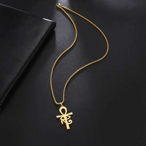 Détail du pendentif Ankh doré avec l'Œil de Horus sur une chaîne à maillons