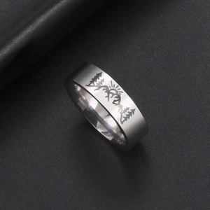 Anillo de acero inoxidable pulido con grabados láser de montaña y amanecer naturales