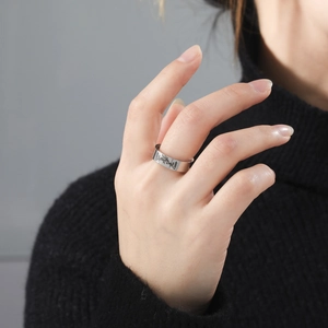 Anillo de acero inoxidable plateado con grabado de montañas y bosques en estilo minimalista