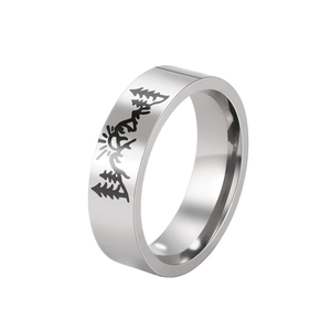 Anillo minimalista de acero inoxidable con diseño natural de montaña y amanecer láser