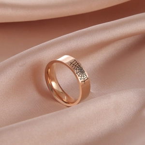 Dettaglio anello in acciaio inossidabile oro rosa 8mm con motivo a ragnatela incisa