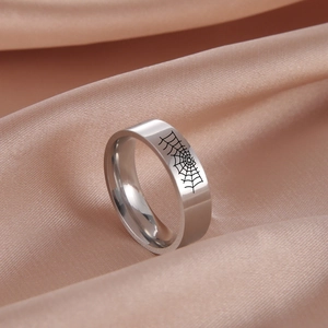 Anello in acciaio inossidabile da 8 mm con motivo ragnatela su sfondo di seta
