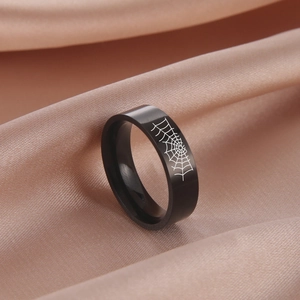 Anello in acciaio al titanio nero con incisione laser ragnatela su fascia di 8mm