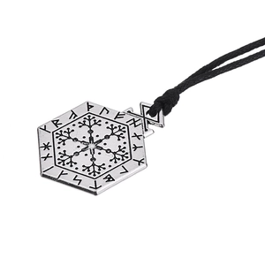 Collar con colgante de tótem vikingo nórdico en plata antigua con cordón negro y runas