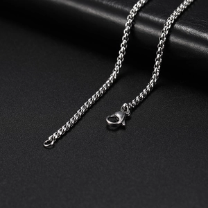 Makroaufnahme einer silbernen Edelstahl-Boxkette mit poliertem Finish und Karabiner
