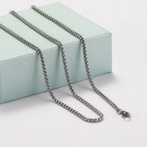 Polierte Edelstahl-Box-Halskette in Silber mit Karabinerverschluss auf grüner Geschenkbox