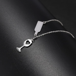 Collar chic con colgante de botella de vino y copa de corazón para mujer joyería plata