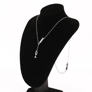 Collar con colgante de botella de vino y copa en un busto de exhibición negro