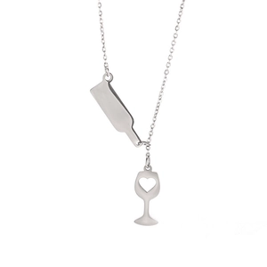 Collar de plata con colgante de botella y copa de vino con corazón en fondo blanco
