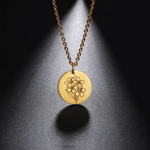 Dettaglio della collana placcata oro 18 carati con incisione floreale su pendente