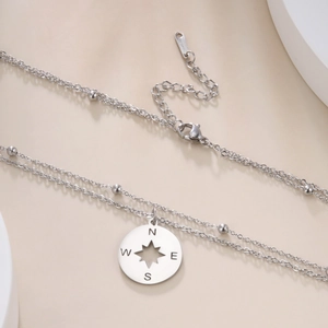 Detail van de zilveren dubbellaagse kompasketting met sterhanger en kralenketting op maat