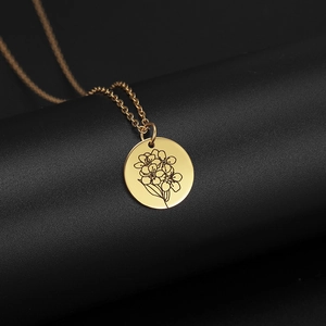 Dettaglio di una collana in acciaio inossidabile placcata oro 18K con fiore