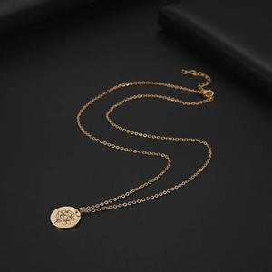 Dettaglio di un ciondolo floreale placcato oro 18K su una catena in acciaio inossidabile