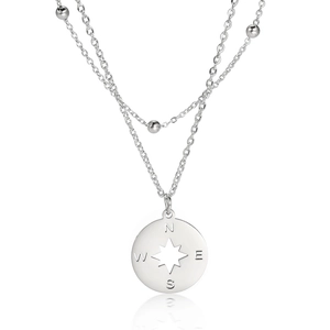 Detail van de dubbellaagse roestvrijstalen ketting met een kompas-stervormige hanger