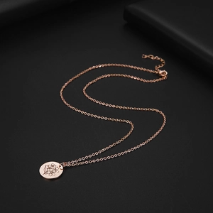 Dettaglio della collana in acciaio inossidabile oro rosa con ciondolo tondo inciso