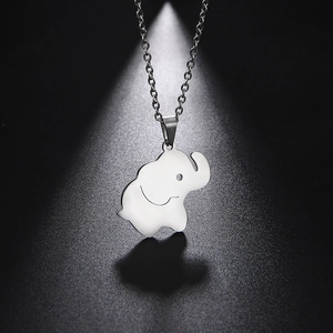 Macro-opname van zilveren titaniumstalen olifant hanger ketting met gepolijste finish