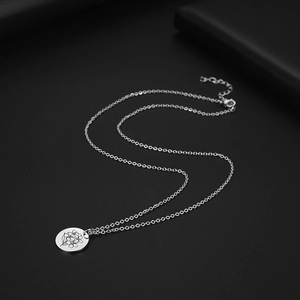 Dettaglio della collana floreale in acciaio argento con chiusura a moschettone e catenina