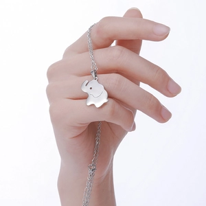 Detail van zilveren titanium olifanthanger aan een fijne ketting vastgehouden door hand