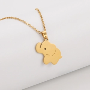 Macro-detail van een gouden olifant hanger ketting met fijne ketting en gladde afwerking