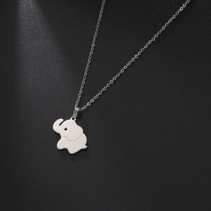 Macro-opname van de zilveren olifant hanger met gepolijste afwerking en fijne schakelketting