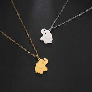 Schattige titaanstaal olifant hanger kettingen in goud en zilver op een matte achtergrond