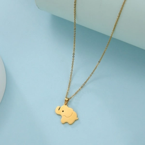 Macro-opname van de gouden olifant hanger van roestvrij staal aan een fijne o-vormige ketting