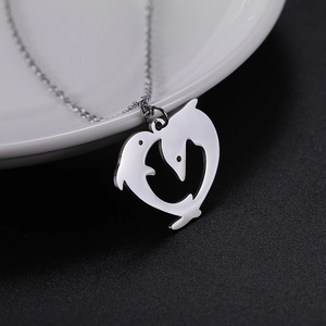Collana con ciondolo a cuore e doppi delfini in argento su porcellana bianca e fondo nero