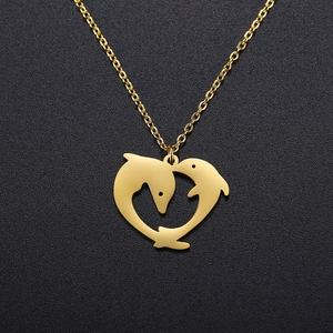 Collana dorata con pendente a doppio delfino a forma di cuore, finitura lucida e catena fine