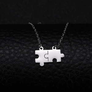Collana con pendente a puzzle in acciaio inossidabile argento su base di pelle nera