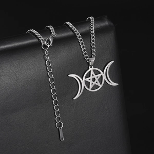 Collier déesse triple lune en acier inoxydable avec pentagramme sur cuir noir texturé