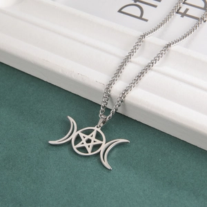 Détail du pendentif triple lune en acier inoxydable argenté avec étoile pentagramme