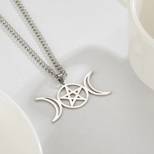 Détail du pendentif vintage triple lune et pentagramme sur une fine chaîne en argent