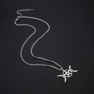 Détail du pendentif triple lune et pentagramme en acier inoxydable avec chaîne réglable