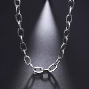 Industrielle Halskette aus mattem Silber-Edelstahl mit großen ovalen Kettengliedern