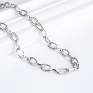 Detailaufnahme der ovalen Edelstahl-Halskette mit gebürsteter Oberfläche in Silber-Optik