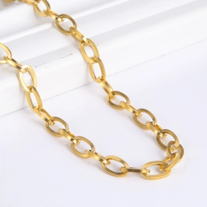 Detailansicht der mattgoldenen Halskette mit ovalen Gliedern aus 304 Edelstahl