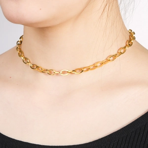 Detailansicht einer goldenen Gliederkette am Hals des Models für tägliches Styling